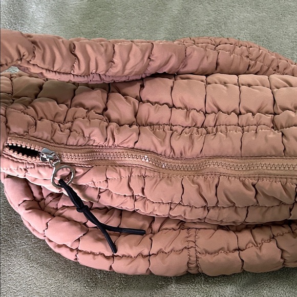 Elegant Quilted Shoulder Bag in Tan - Picture 3 of 6